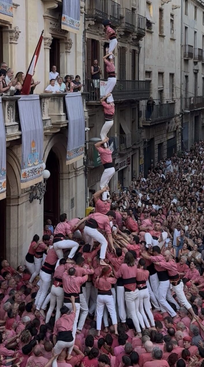 Verds i rosats: reis del castell de 9 amb el pilar al mig